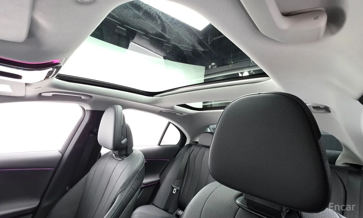 Photo 17 - Mercedes-Benz E-Class