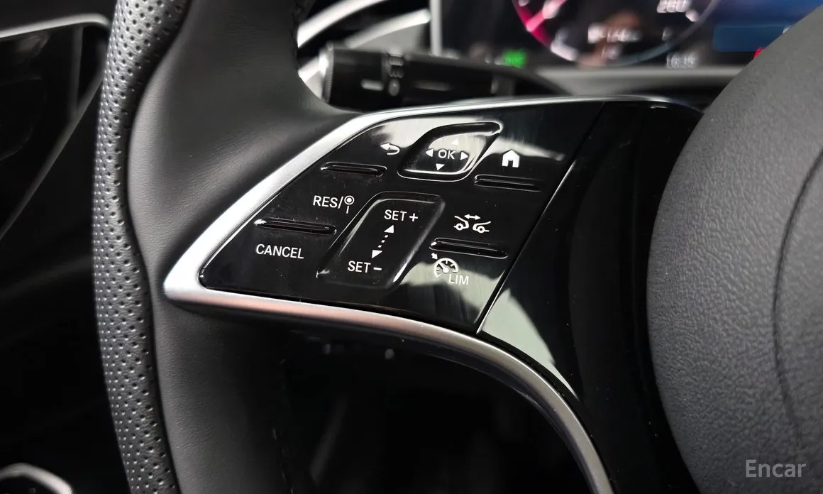 Photo 18 - Mercedes-Benz E-Class