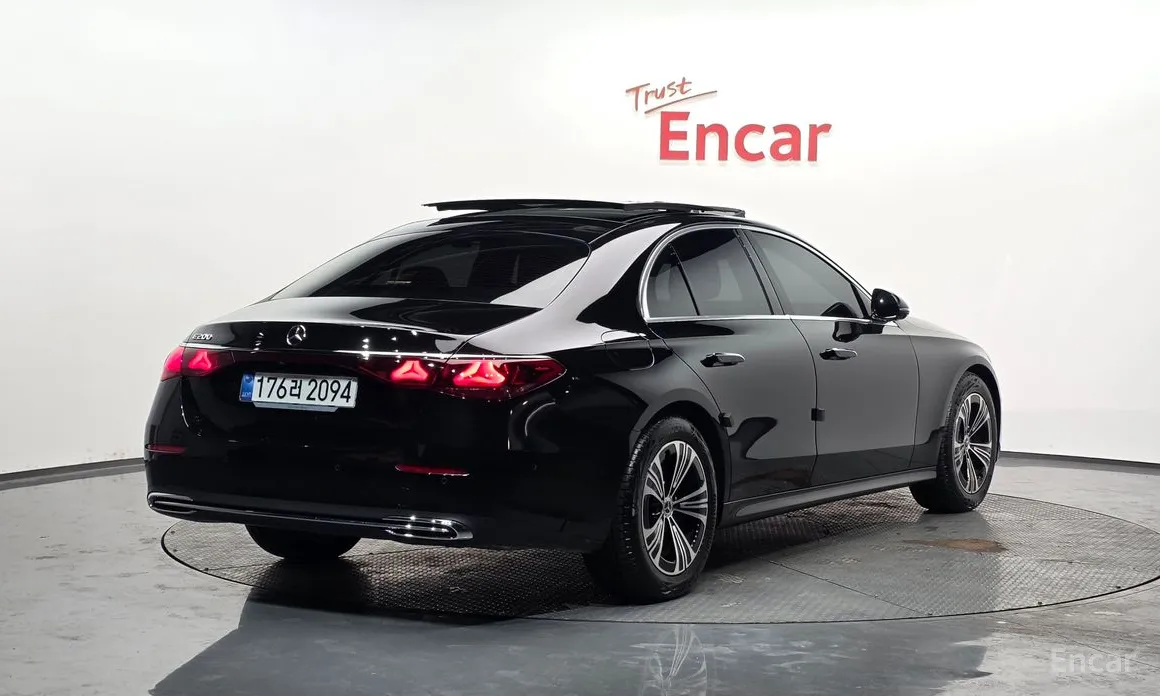 Photo 2 - Mercedes-Benz E-Class