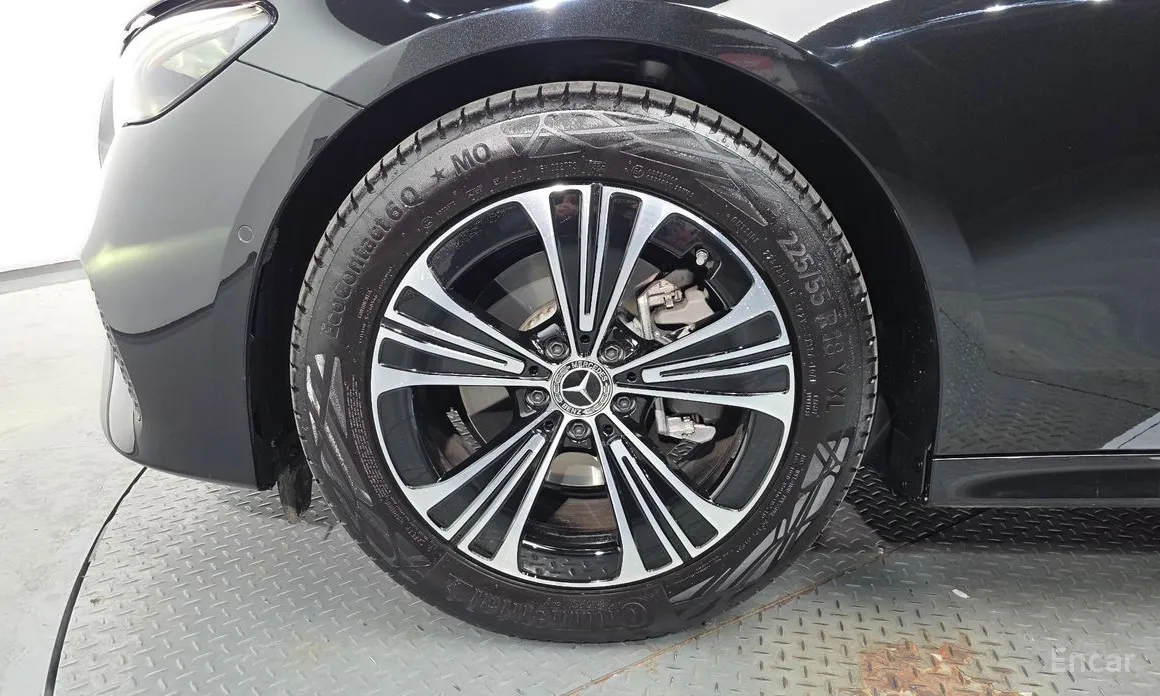 Photo 5 - Mercedes-Benz E-Class