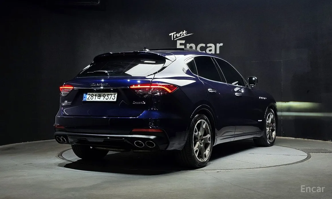 Фото 2 - Maserati Levante