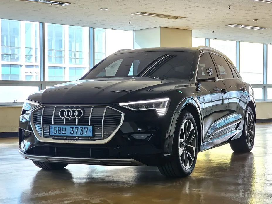Фото 1 - Audi e-tron