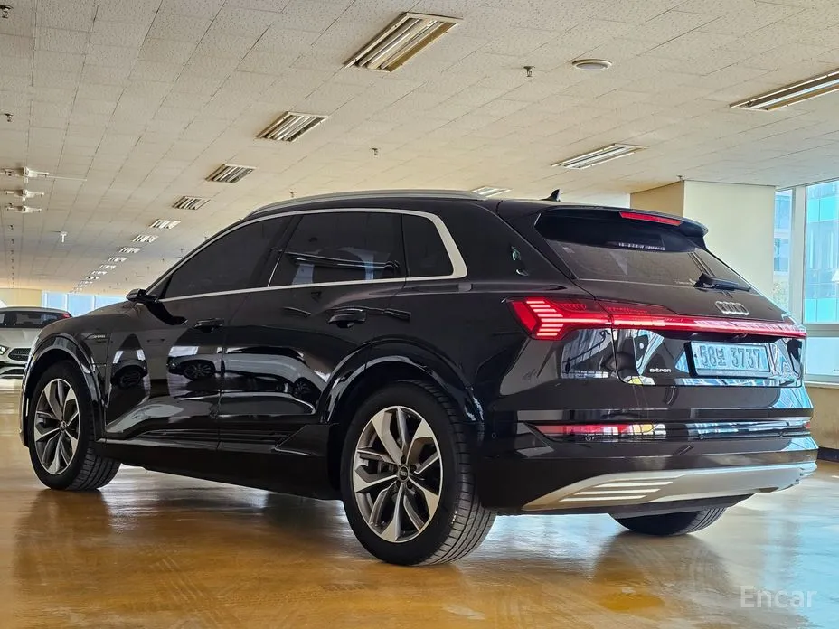 Фото 4 - Audi e-tron