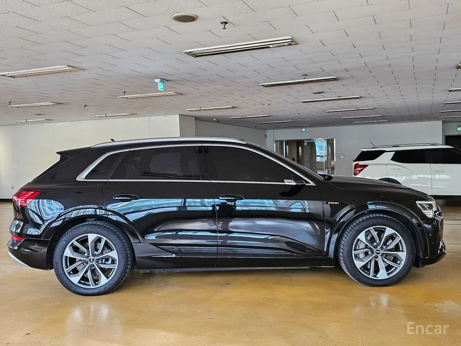 Фото 5 - Audi e-tron