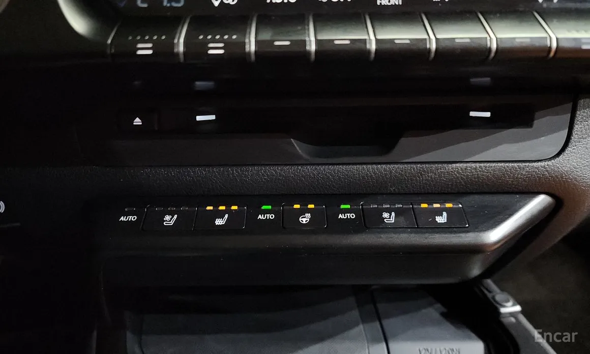 Фото 17 - Lexus UX