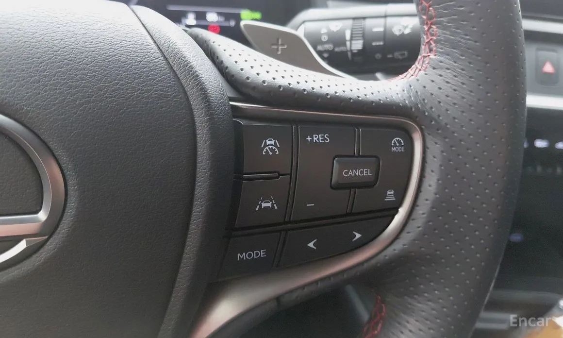 Фото 14 - Lexus UX