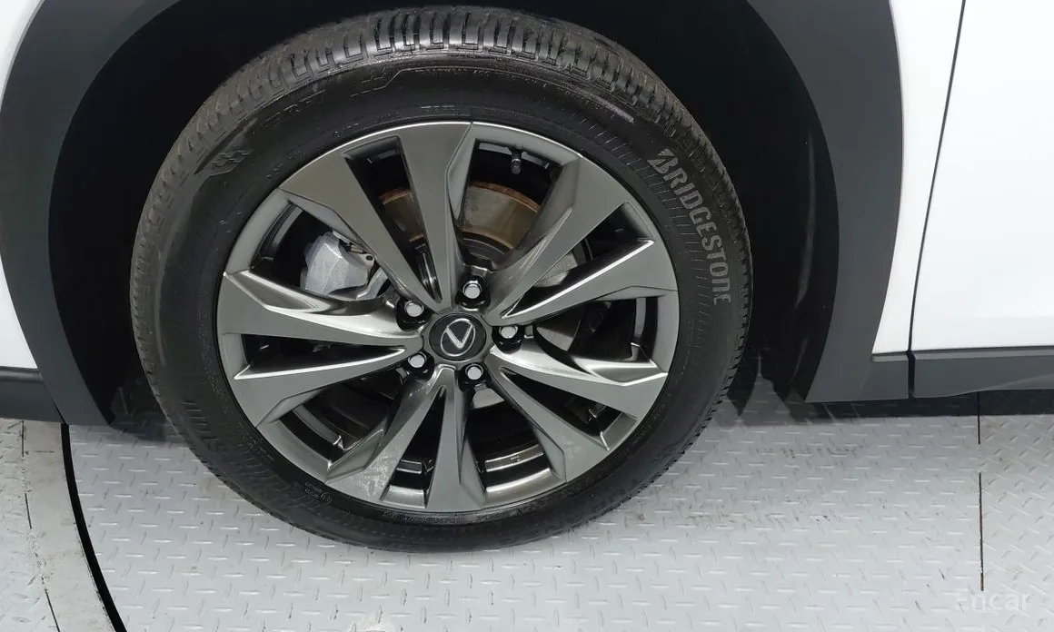 Фото 18 - Lexus UX