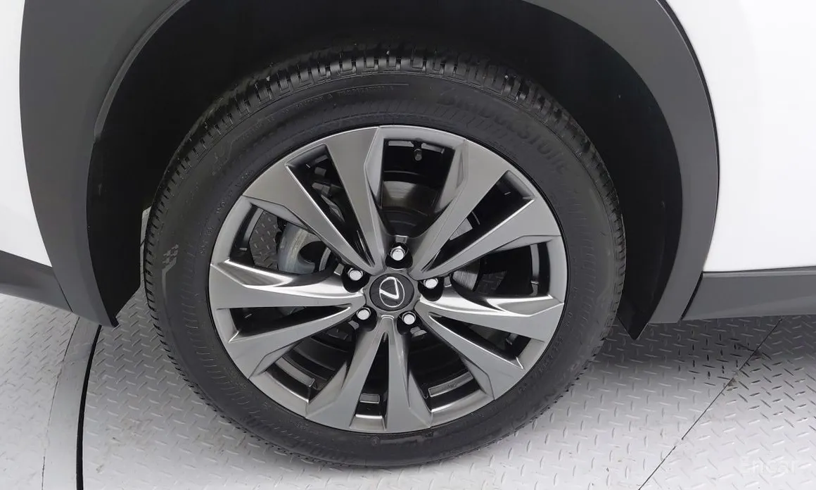 Фото 20 - Lexus UX