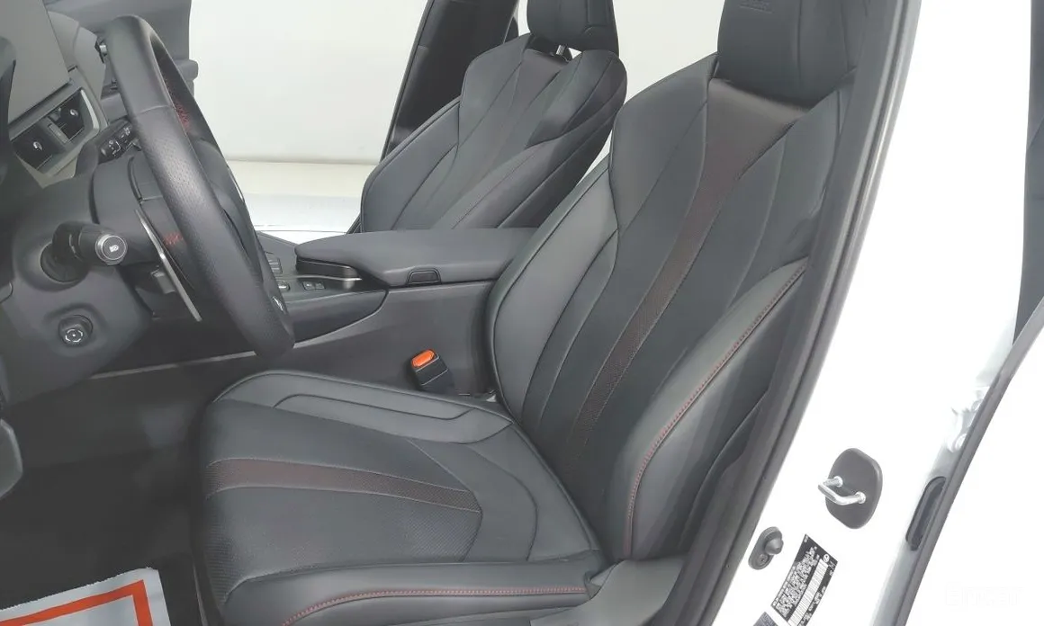 Фото 5 - Lexus UX