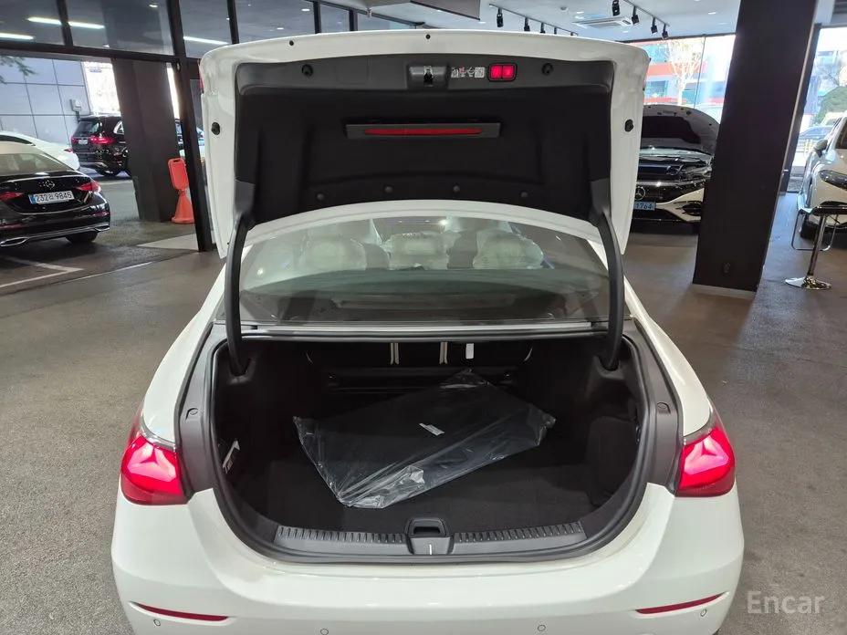 Фото 15 - Mercedes-Benz E-Class