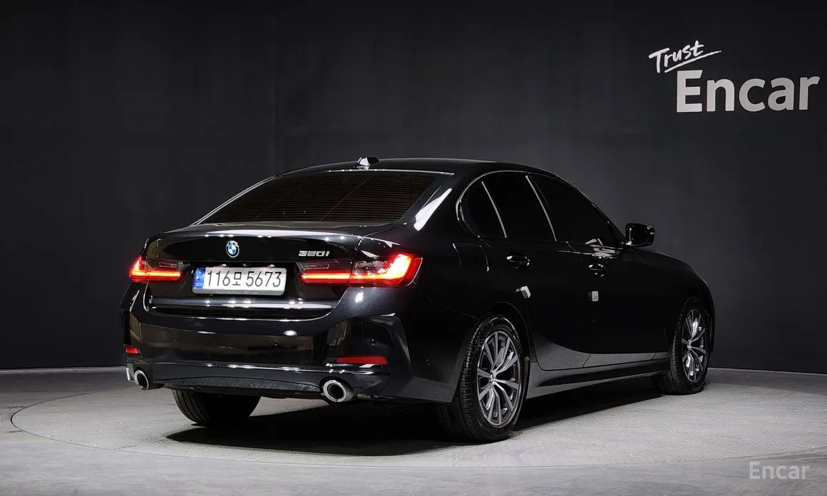 Photo 2 - BMW 3 Series