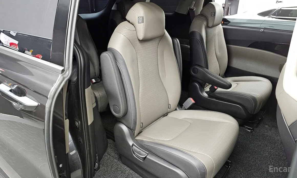 Photo 12 - Kia Carnival