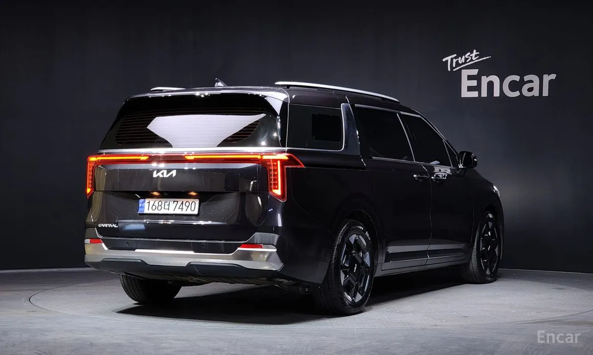 Photo 2 - Kia Carnival