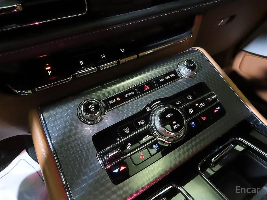 Фото 12 - Lincoln Aviator