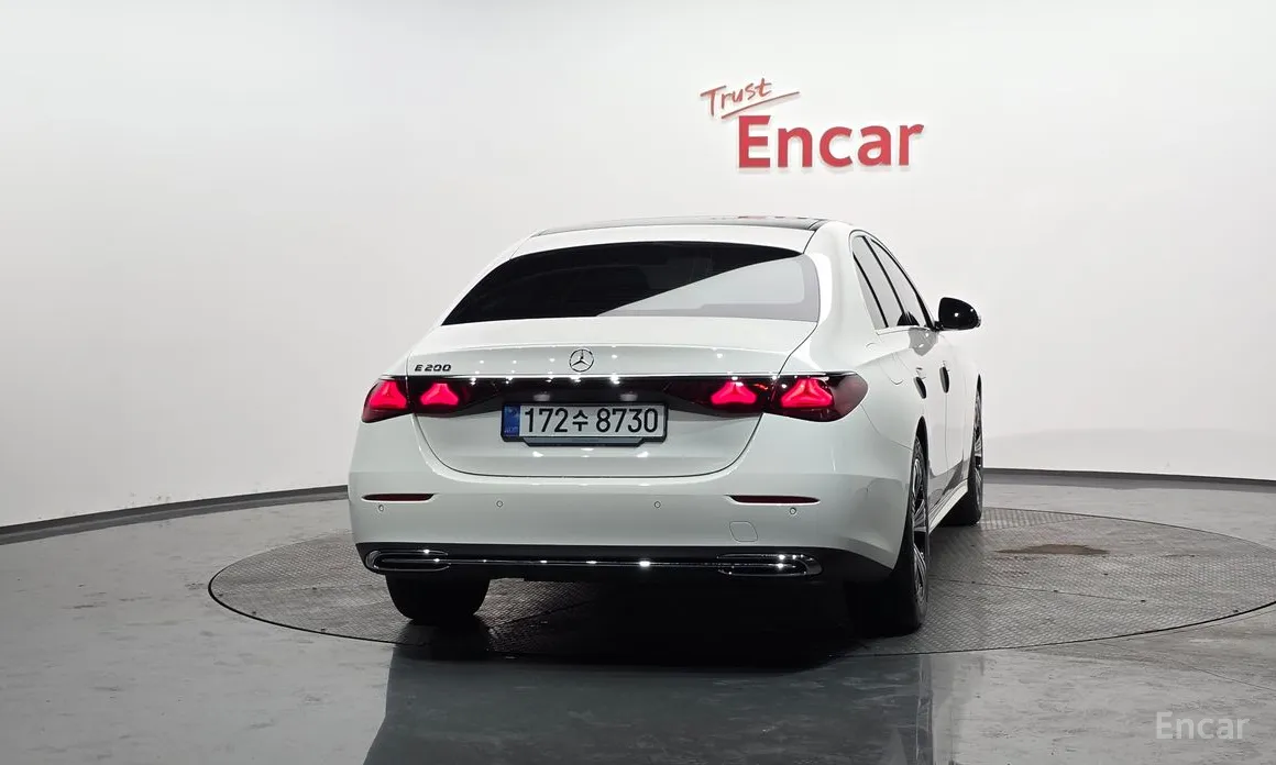 Фото 4 - Mercedes-Benz E-Class