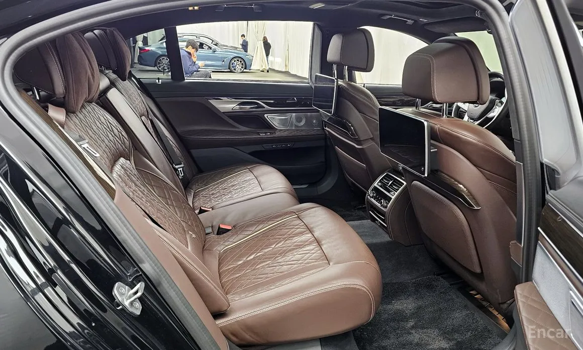 Фото 12 - BMW 7 Series