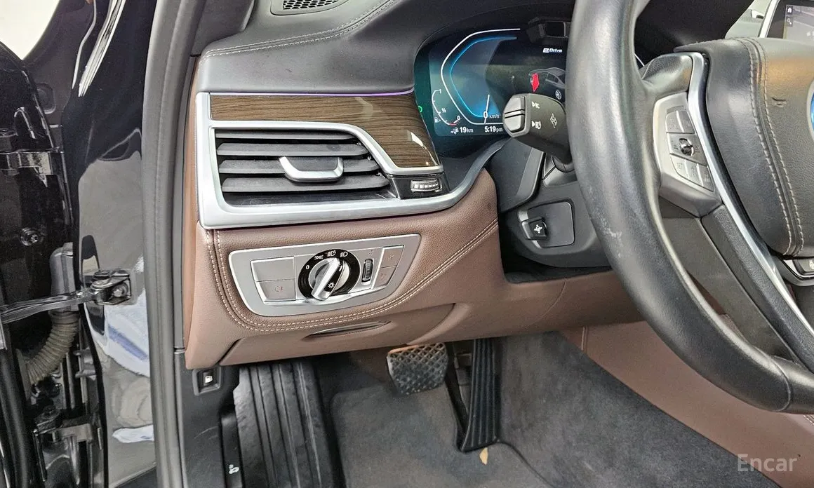 Фото 16 - BMW 7 Series