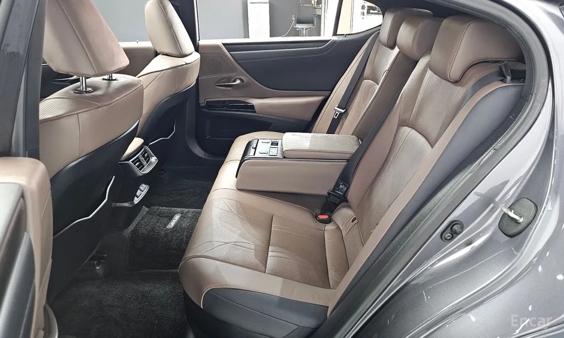 Фото 12 - Lexus ES