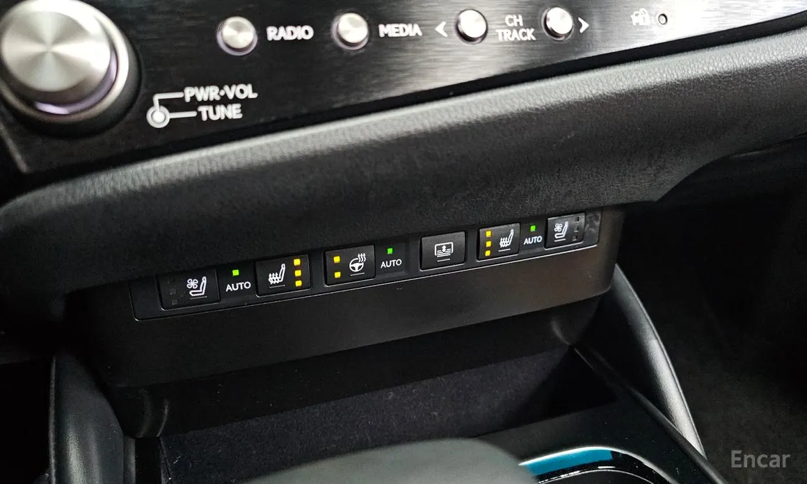 Фото 17 - Lexus ES