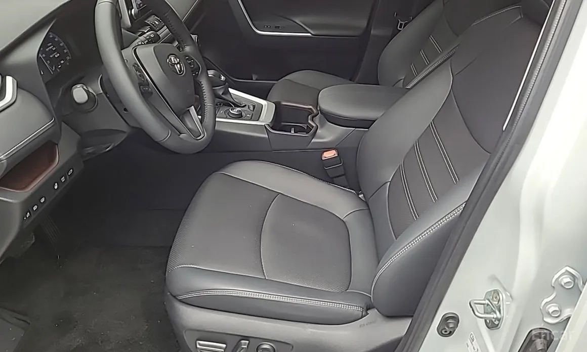 Фото 10 - Toyota RAV4