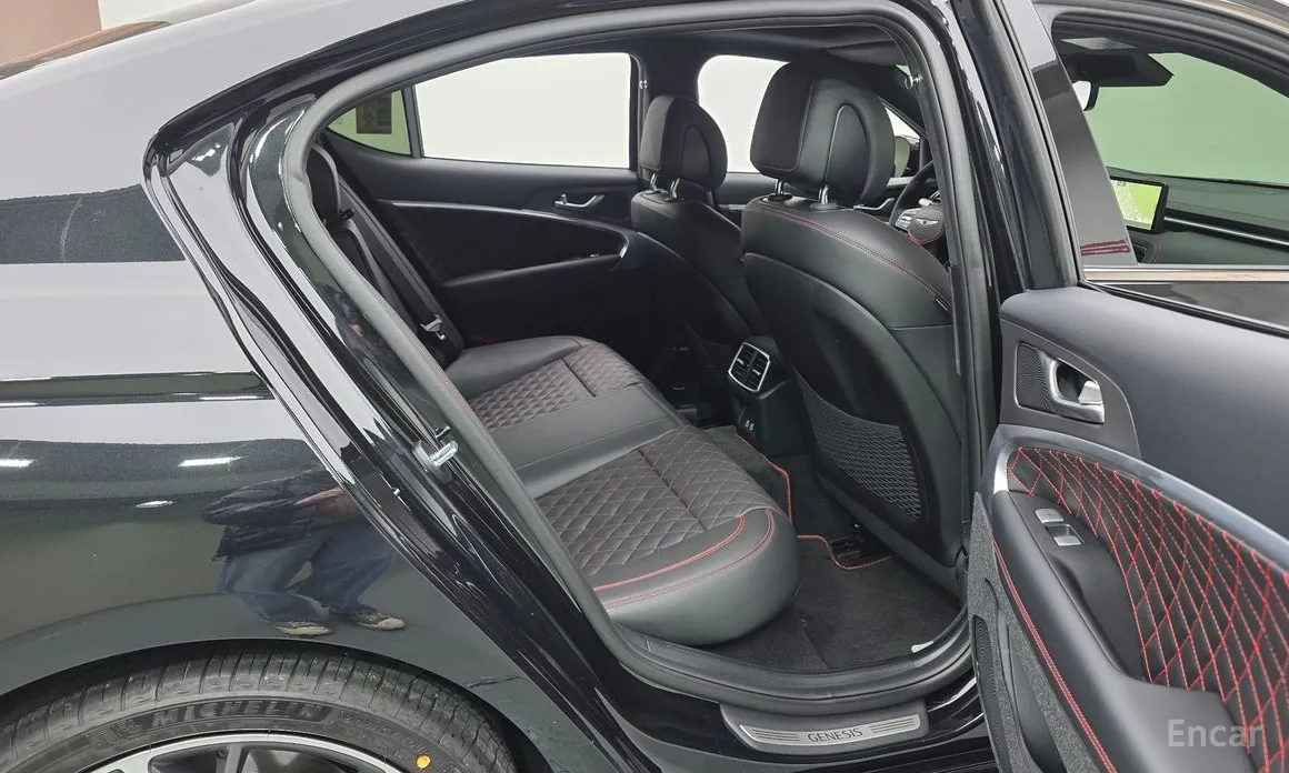 Фото 12 - Genesis G70