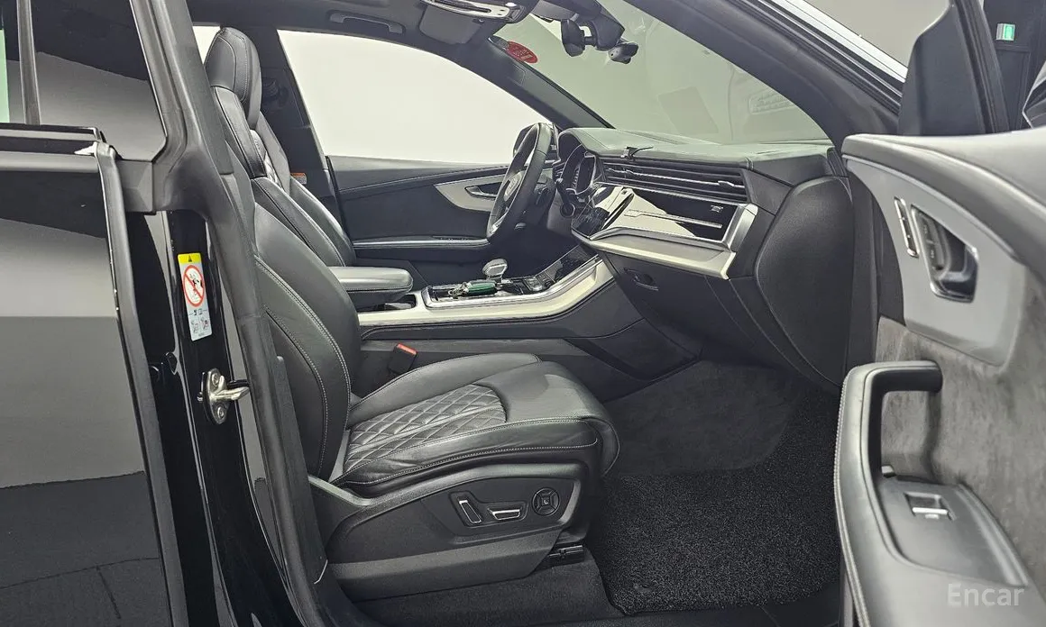 Фото 10 - Audi Q8