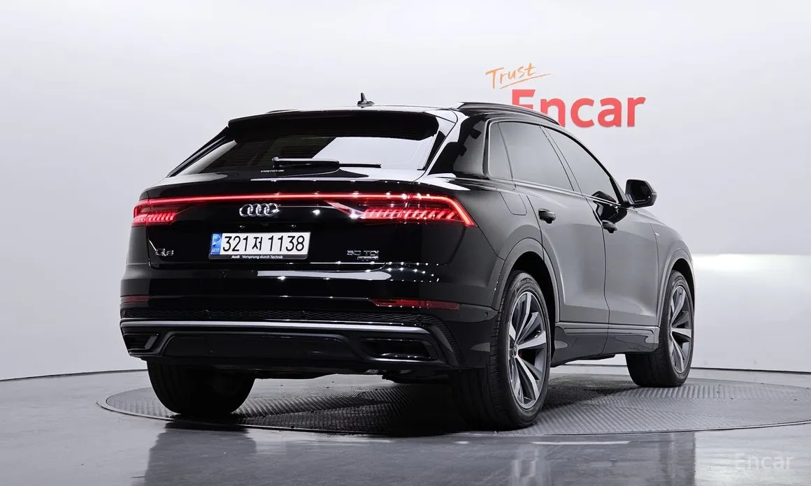 Фото 2 - Audi Q8