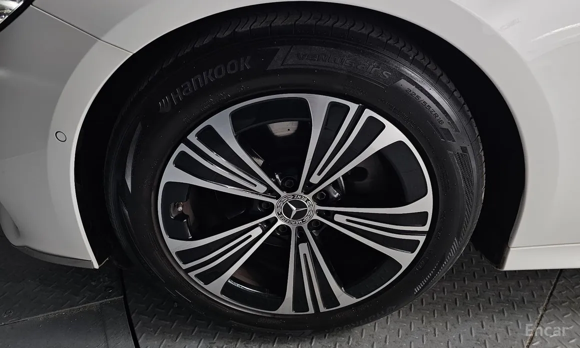 Фото 5 - Mercedes-Benz E-Class