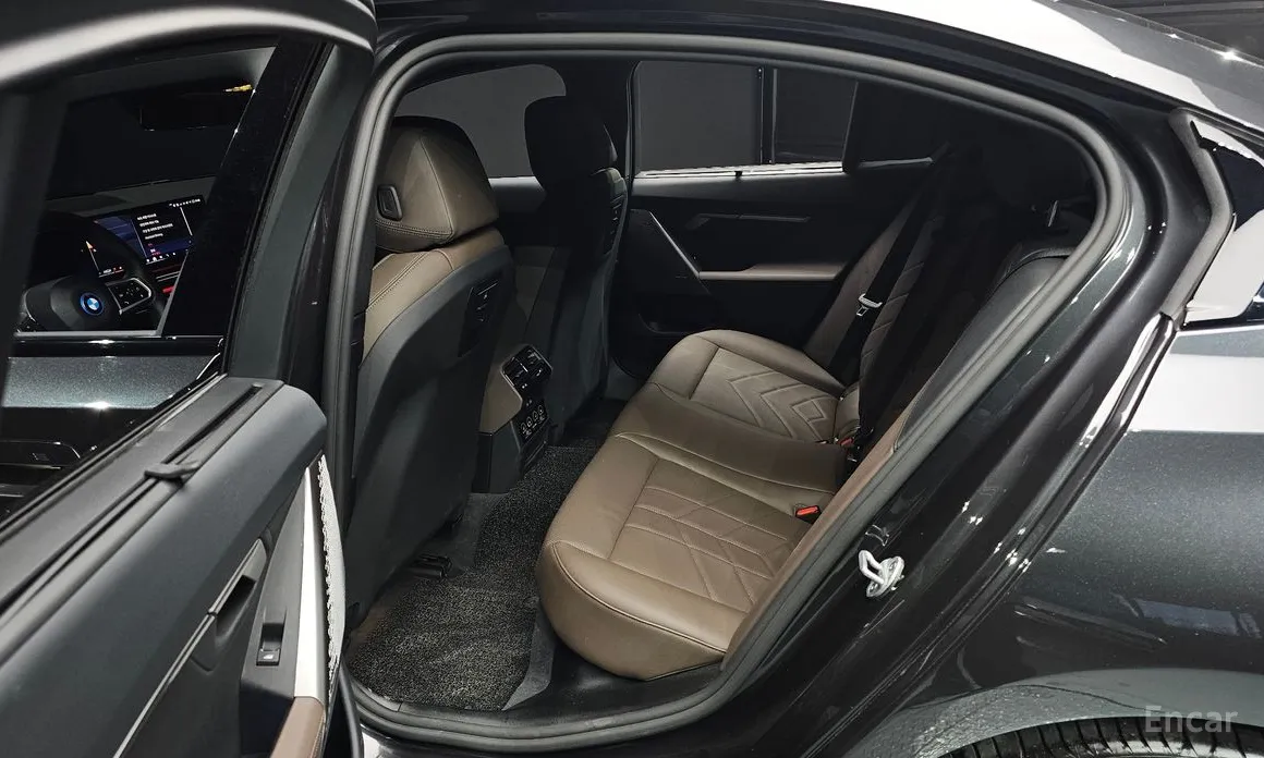 Фото 12 - BMW i5