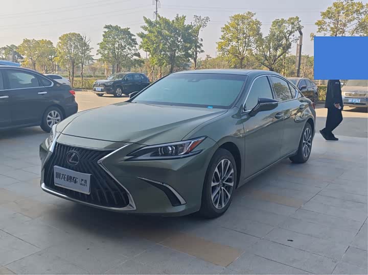 Фото 1 - Lexus ES