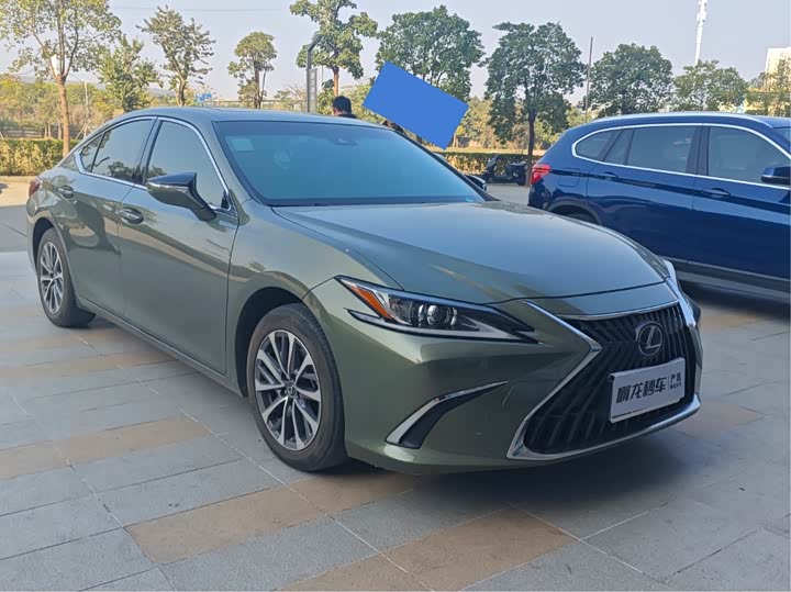 Фото 3 - Lexus ES