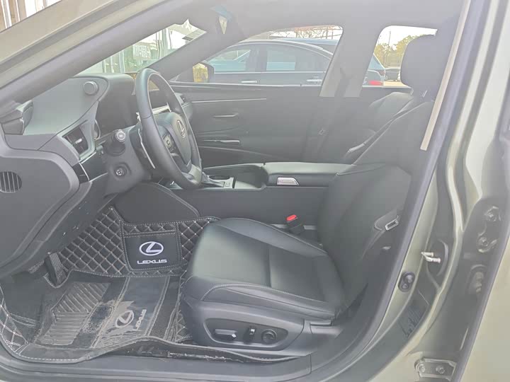 Фото 7 - Lexus ES