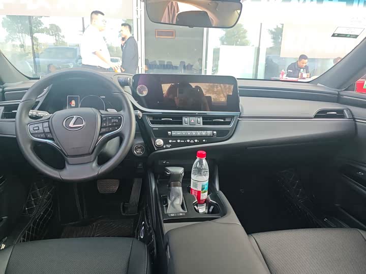 Фото 8 - Lexus ES