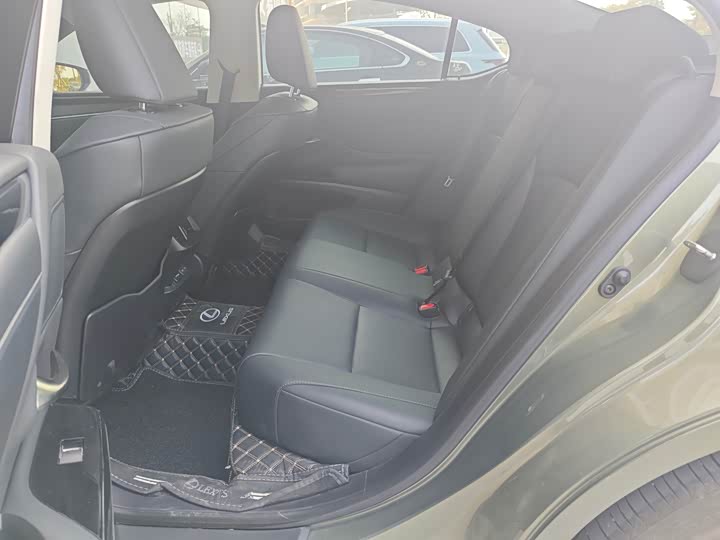 Фото 9 - Lexus ES