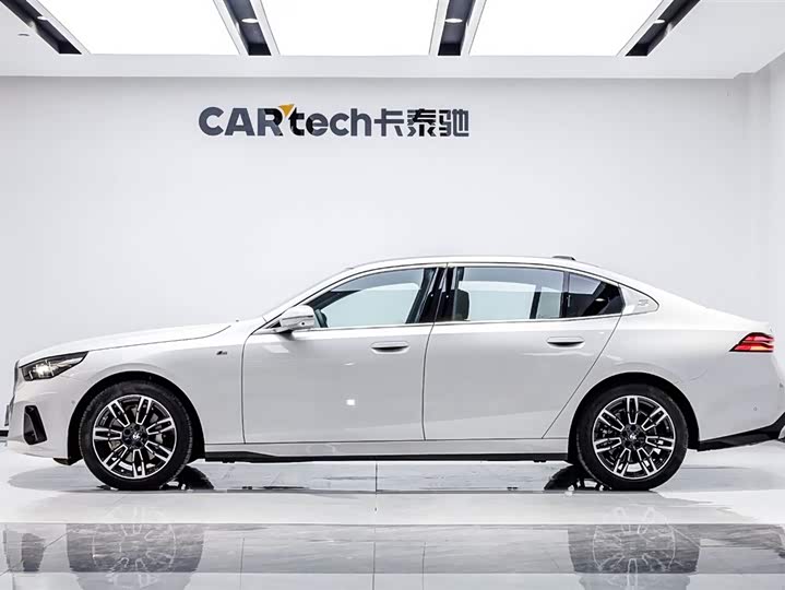 Фото 3 - BMW 5 Series