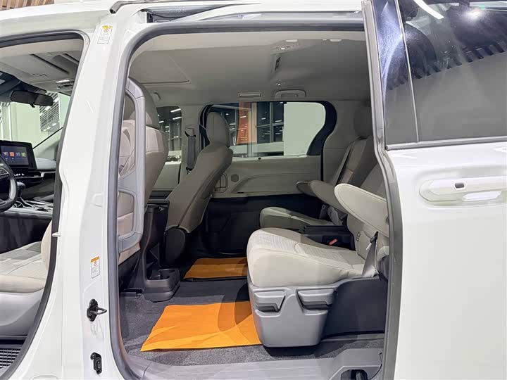 Фото 5 - Toyota Sienna