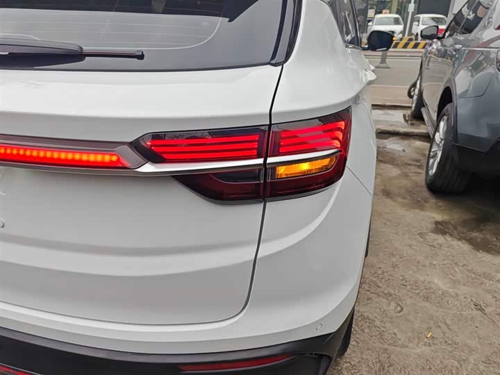 Фото 8 - Geely Coolray