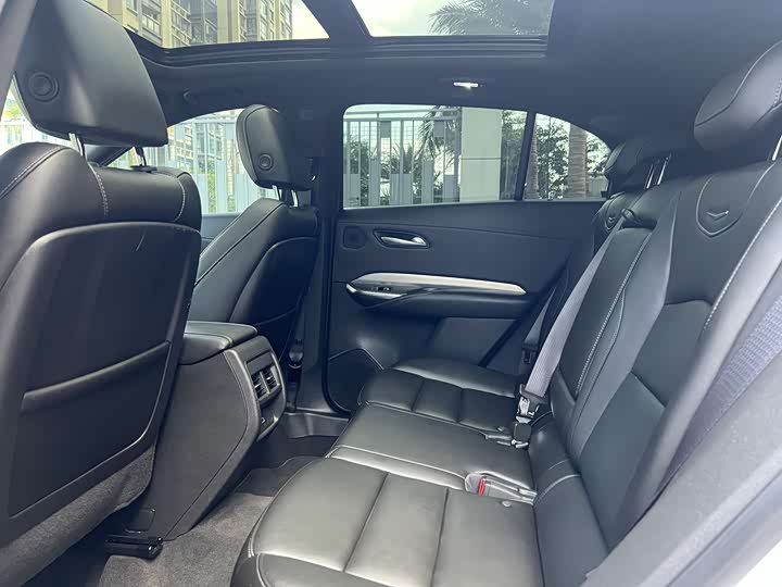 Фото 6 - Cadillac XT4