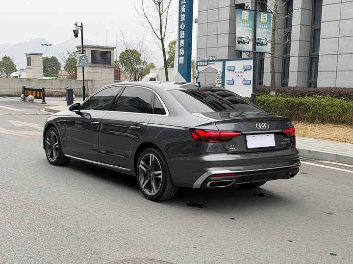 Фото 4 - Audi A4L