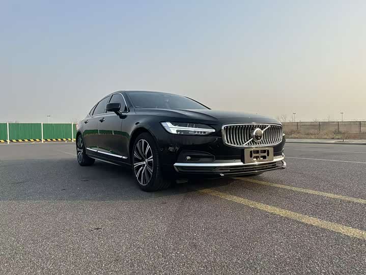Фото 1 - Volvo S90