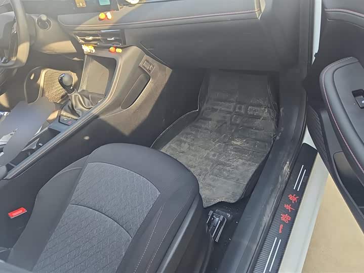 Фото 8 - Roewe i5