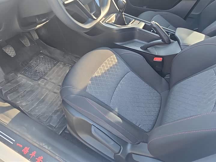 Фото 9 - Roewe i5