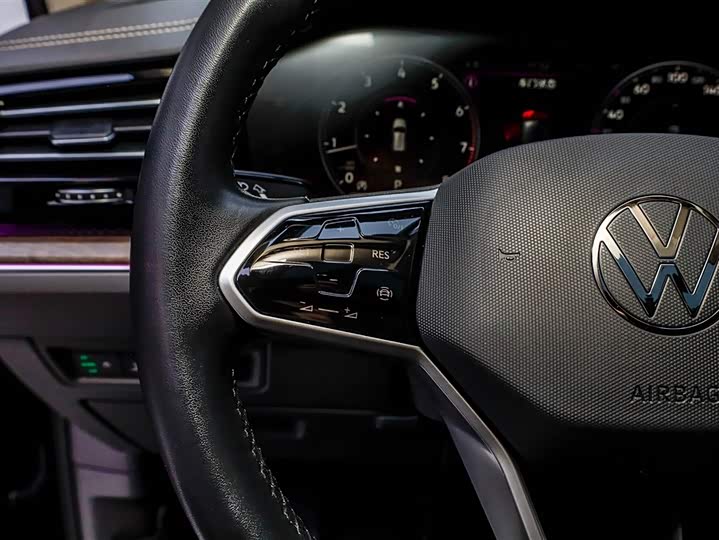 Фото 2 - Volkswagen Touareg