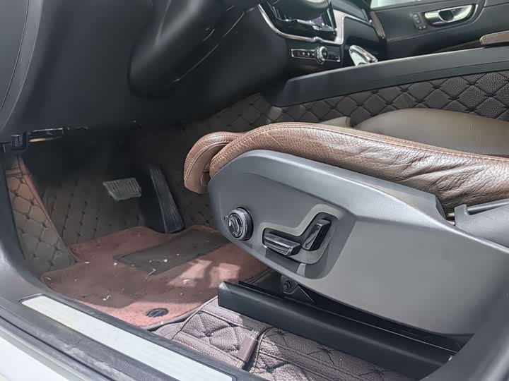 Фото 6 - Volvo XC60