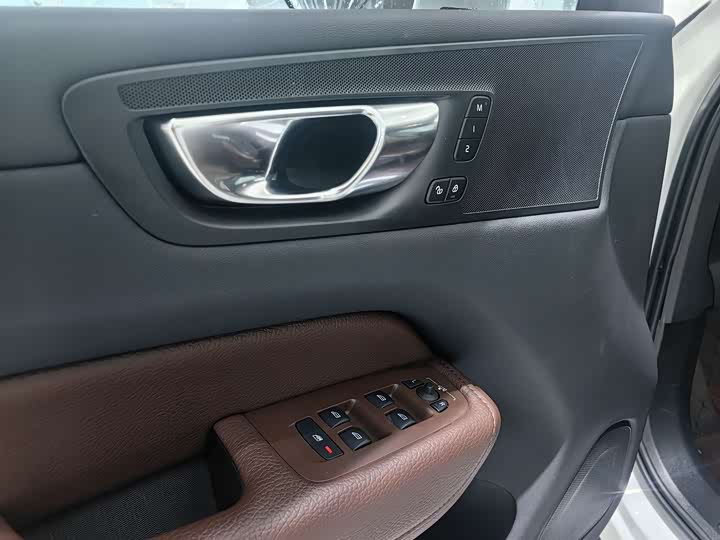 Фото 7 - Volvo XC60