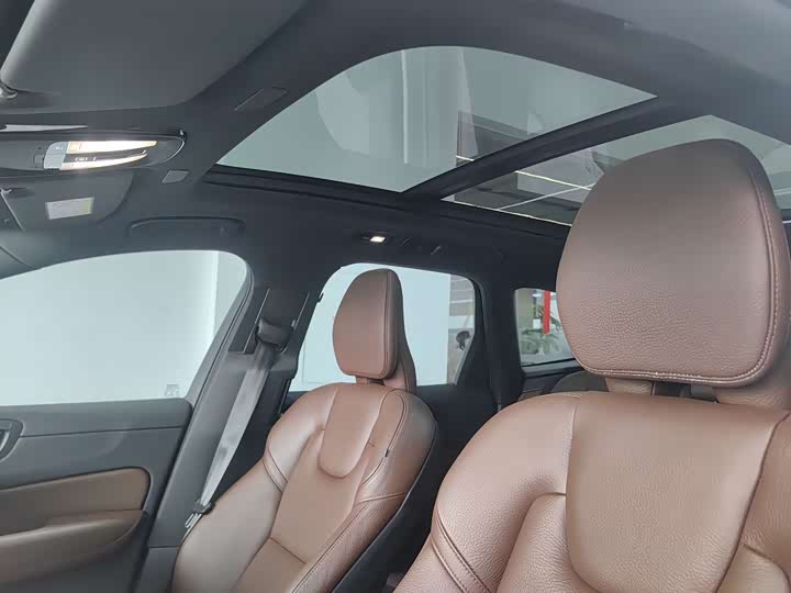 Фото 9 - Volvo XC60