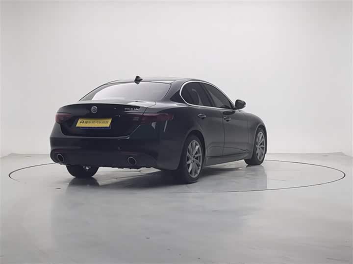 Фото 8 - Alfa Romeo Giulia