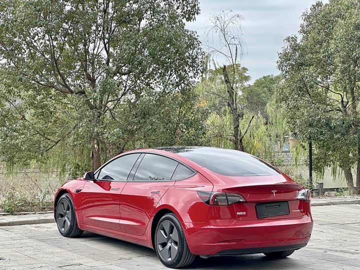 Фото 4 - Tesla Model 3