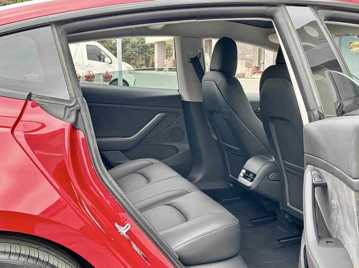 Фото 8 - Tesla Model 3