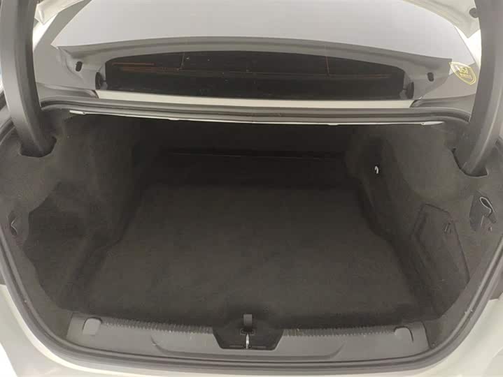 Фото 4 - Jaguar XE L